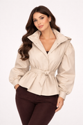 Chaqueta corta estilo gabardina