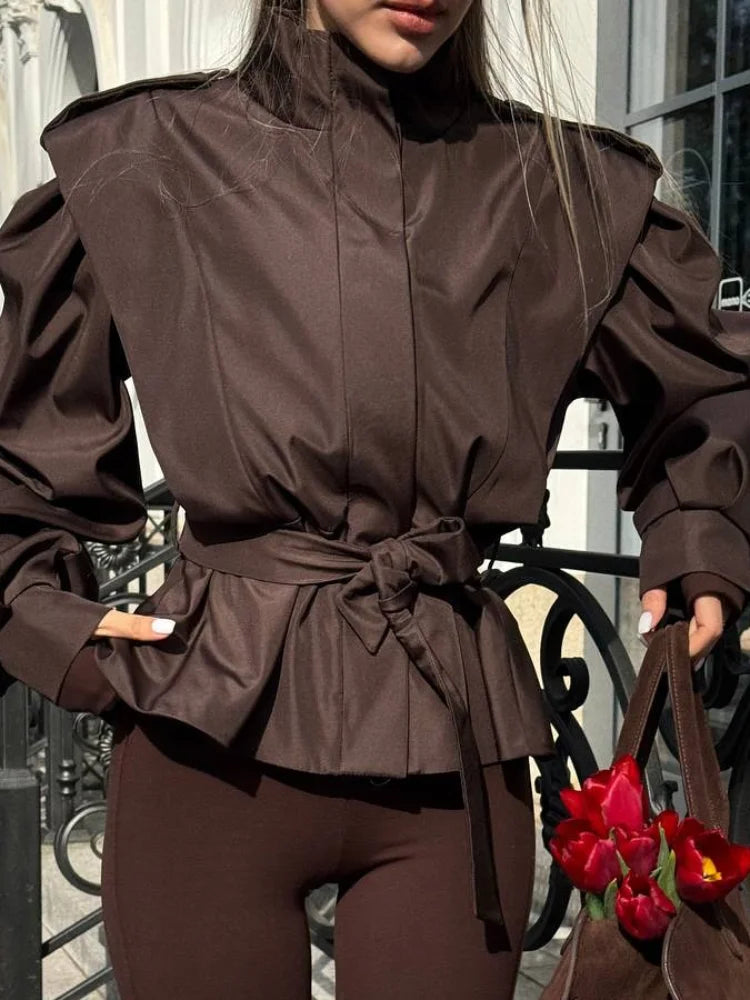 Chaqueta corta estilo gabardina